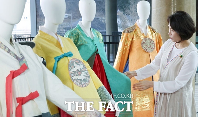 영부인 김혜경 여사가 27일 전북 전주에 위치한 천년한지관에서 한지로 만든 한복을 살펴보고 있다. /뉴시스