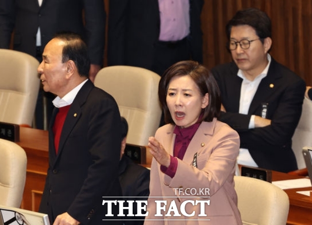 국민의힘은 27일 더불어민주당이 추진하는 사법개혁 3법 등의 법안 통과를 막기 위해 지난 24일부터 나흘째 필리버스터(무제한 토론)를 진행하고 있다. 사진은 나경원 국민의힘 의원이 지난 26일 서울 여의도 국회에서 열린 제432회 국회(임시회) 제8차 본회의에서 방송미디어통신위원회 위원(천영식) 추천안이 부결되자 더불어민주당 의원들에게 항의하고 있는 모습. /뉴시스