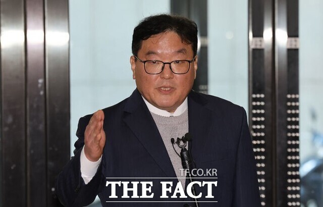 쿠팡 수사외압 의혹의 핵심인물 엄희준 광주고검 검사(전 인천지검 부천지청장)가 27일 오후 쿠팡 의혹을 수사하는 안권섭 상설특별검사팀 사무실 앞에서 기소 처분에 대한 입장을 밝히고 있다. /뉴시스