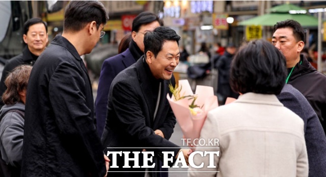 장동혁 국민의힘 대표가 지난 11일 대구 중구 서문시장을 찾아 시민들과 인사를 나누는 모습. /뉴시스