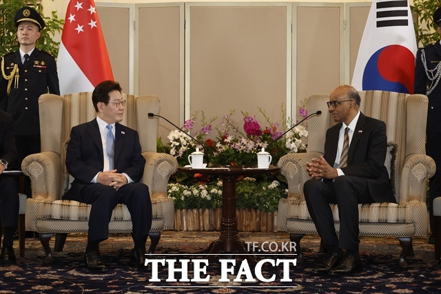 이재명 대통령이 2일(현지시간) 오전 싱가포르 정부청사에서 타르만 샨무가라트남 대통령과 면담을 갖고 있다. /뉴시스