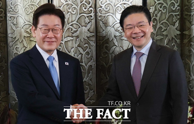 싱가포르 국빈 방문 중인 이재명 대통령이 2일(현지시간) 오전 로렌스 웡 총리와 정상회담을 갖고 기념촬영을 하고 있다. /뉴시스
