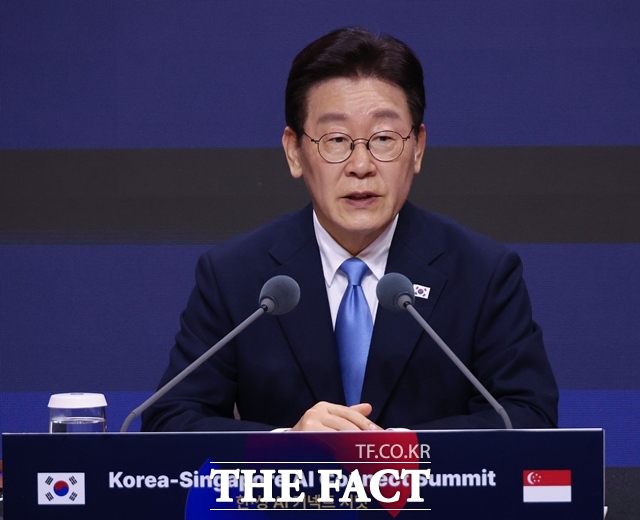 싱가포르 국빈 방문 중인 이재명 대통령이 2일 현지 시내 한 호텔에서 열린 '한-싱가포르 AI 커넥트 서밋'에서 발언하고 있다. /뉴시스