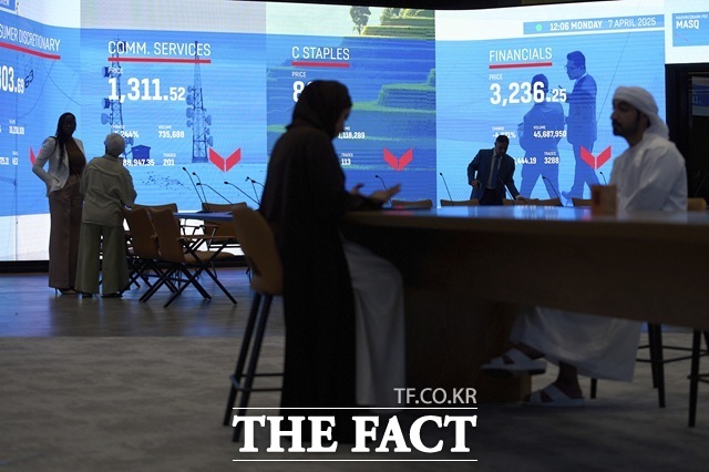 1일(현지시간) AP통신은 UAE 두바이 자본시장청이 아부다비와 두바이 증시를 이틀간 휴장 조치한다고 보도했다. /AP.뉴시스