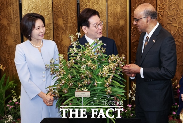 싱가포르를 국빈 방문 중인 이재명 대통령과 영부인 김혜경 여사가 2일(현지시간) 싱가포르 외교부에서 열린 난초 명명식에서 설명을 듣고 있다. /뉴시스