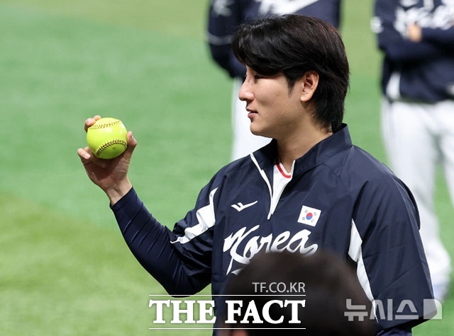 대만전 선발로 내정됐던 곽빈은 2일 한신 타이거스전에서 난조를 보였다. 류지현 대표팀 감독의 재검토가 있을 것으로 보인다. /뉴시스