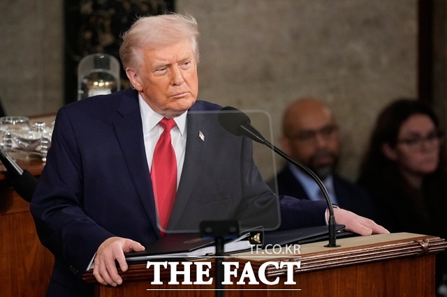 도널드 트럼프 미국 대통령은 1일(현지시간) SNS 연설을 통해 이란을 향한 군사적 공세에 대해 타협 없는 강경 의지를 천명했다. /AP.뉴시스