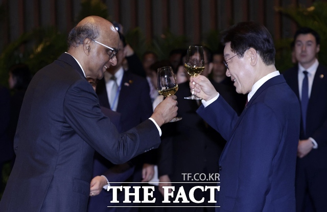 이재명 대통령이 2일(현지시간) 싱가포르 카펠라호텔에서 열린 국빈 만찬에서 타르만 샨무가라트남 대통령과 건배를 하고 있다. /뉴시스