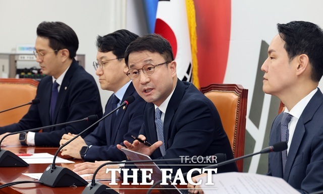 한병도 더불어민주당 원내대표(오른쪽에서 두 번째)가 2일 오전 서울 여의도 국회에서 열린 현안 관련 기자간담회에서 발언을 하고 있다. /뉴시스