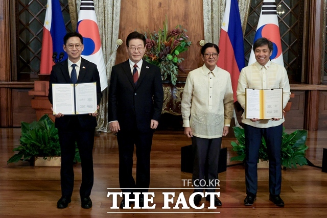 이재명 대통령이 3일(현지시간) 필리핀 마닐라 말라카냥궁에서 페르디난드 로무알데즈 마르코스 주니어 대통령과 정상회담을 가진 뒤 양해각서(MOU) 교환식에서 기념촬영을 하고 있다. /뉴시스