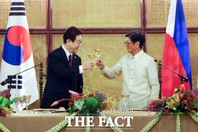 이재명 대통령이 3일(현지시간) 필리핀 마닐라 말라카냥궁에서 열린 국빈 만찬에서 페르디난도 로무알데즈 마르코스 주니어 대통령과 건배를 하고 있다. /뉴시스