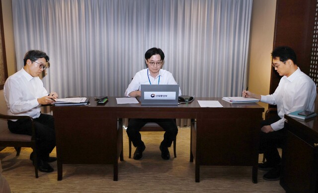 김정관 산업통상부 장관(가운데)은 3일 ‘제3차 실물경제 점검회의’를 열고 기존 대응 조직(대응반)을 차관을 본부장으로 하는 대응본부로 격상했다./ 산업부