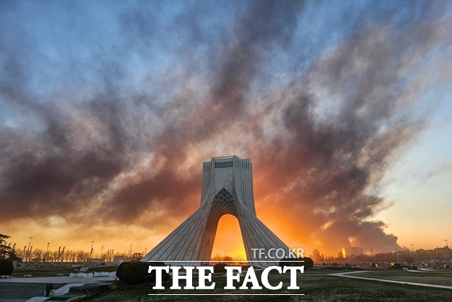 3일(현지시간) 미국·이스라엘의 군사 공격에 따라 이란 테헤란의 자유의 탑 뒤로 연기가 치솟고 있다. /AP·뉴시스