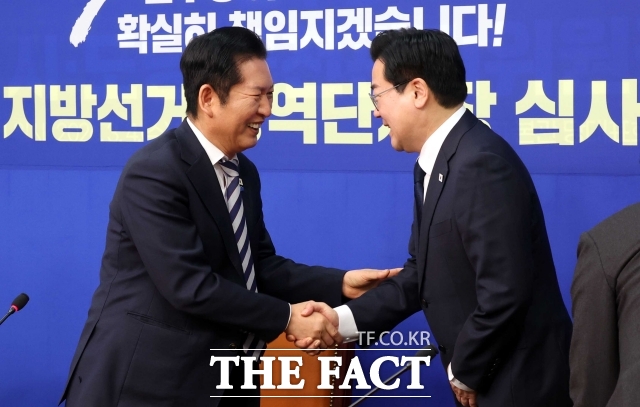 정청래 더불어민주당 대표가 4일 오전 서울 여의도 국회에서 인천광역시장 후보로 확정된 박찬대 의원과 악수하고 있다. /뉴시스