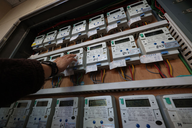 한국전력은 주택용 에너지캐시백 제도 참여 가구가 지난해 기준 166만호를 돌파했다고 4일 밝혔다. 서울 시내 오피스텔 전기 계량기 모습. / 뉴시스