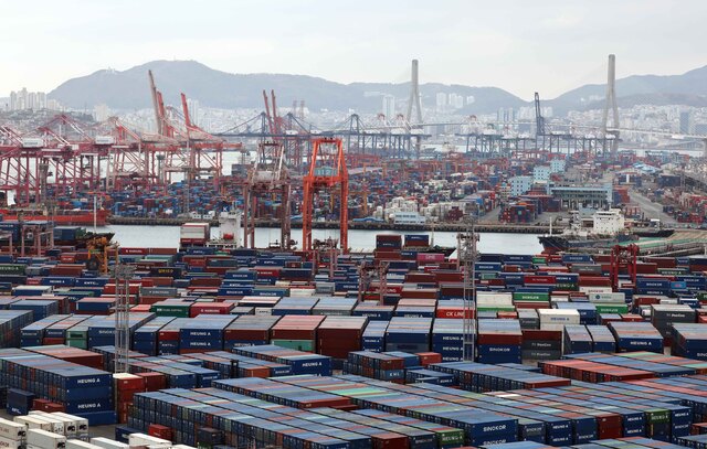 지난 1일 부산 남구 신선대(사진 아래) 및 감만(위) 부두 야적장에 수출입 컨테이너가 쌓여 있다. / 뉴시스