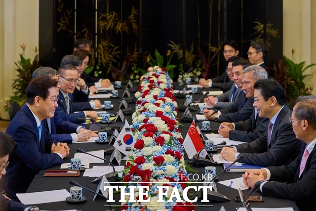 이 대통령이 2일(현지시간) 싱가포르 정부청사에서 로렌스 웡 총리와 확대정상회담을 갖고 있다. /청와대