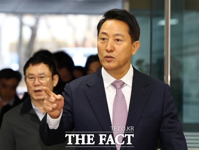 여론조사비 대납 의혹을 받고 있는 오세훈 서울시장이 4일 오전 서울시 서초구 서울중앙지방법원에서 열린 정치자금법 위반 혐의 사건 첫 공판에 출석하고 있다./뉴시스