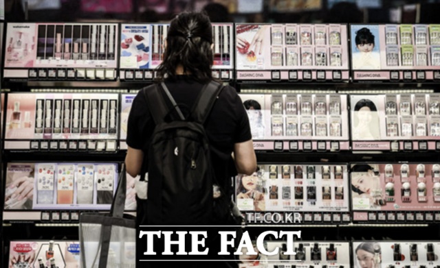 사진은 소비자가 서울 명동에 위치한 화장품 매장을 둘러보고 있는 모습이다. /뉴시스