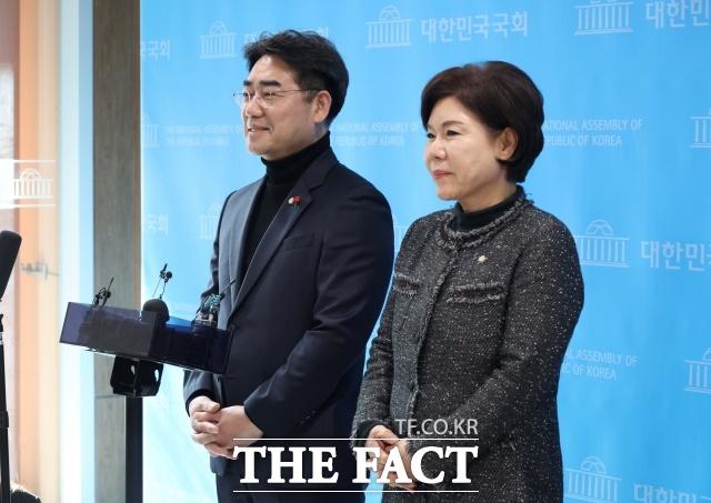 국민의힘 소장파 모임 '대안과 미래' 간사인 이성권 의원과 조은희 의원이 4일 오후 서울 여의도 국회 소통관에서 장동혁 대표, 송언석 원내대표 면담 결과를 브리핑 하고 있다. /뉴시스