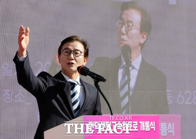 더불어민주당은 오는 9일부터 13일까지 부산광역시장 후보자 추가 공모 기간을 열어두고 사실상 전재수 전 해양수산부 장관의 출마를 기다리고 있다. 사진은 전 전 장관이 지난달 9일 부산 북구 만덕나늘목에서 열린 '만덕~센텀 고속화도로' 개통식에 참석, 축사를 하고 있는 모습. /뉴시스