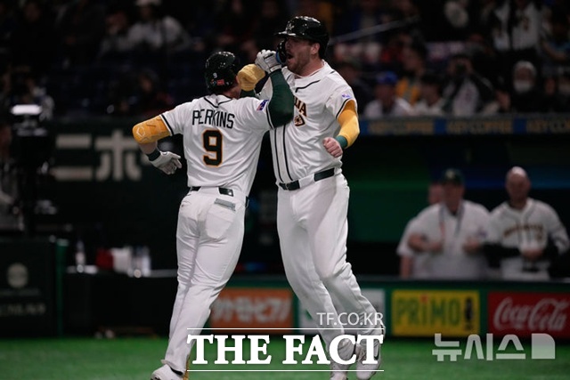 호주 7번 로비 퍼킨스가 5일 WBC 대만전에서 5회말 선제 2점 홈런을 날린 뒤 선행 주자 릭슨 윈그로브와 기쁨을 나누고 있다. /도쿄=AP.뉴시스