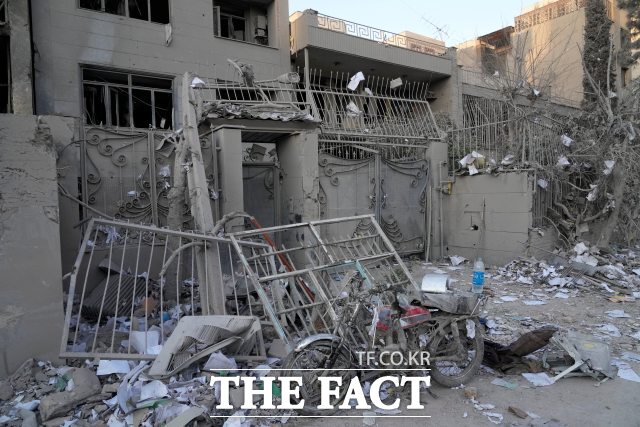 지난 2일(현지시간) 이란 테헤란 한 경찰서 건물이 미국·이스라엘 공습으로 파손돼 있는 모습. /AP·뉴시스