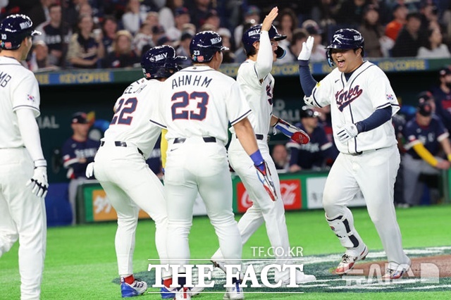 문보경이 5일 체코와의 WBC 첫 경기에서 1회말 장쾌한 만루 홈런을 날린 뒤 동료들의 격한 환영을 받고 있다. /도쿄=뉴시스