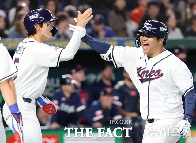 문보경이 WBC 1차전 체코와의 경기에서 1회말 만루 홈런을 날린 뒤 김도영과 기쁨을 나누고 있다. /도쿄=뉴시스