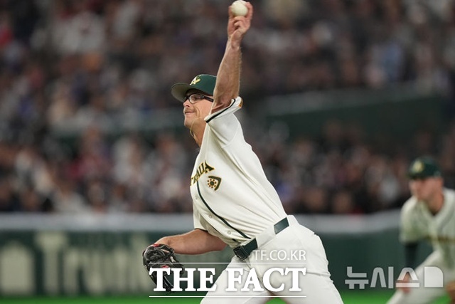 호주 선발 투수 알렉스 웰스가 5일 대만과의 WBC 첫 경기에서 역투하고 있다. 웰스는 3이닝을 무실점을 잘 막아 팀 승리를 이끌었다. /도쿄=AP.뉴시스