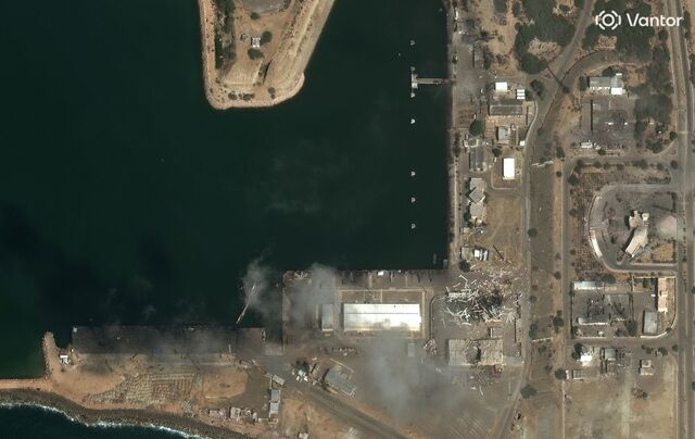 산업통상부는 원유·가스에 대해 ‘관심’ 단계 자원안보 위기경보를 5일 발령했다. 사진은 지난 4일(현지시각) 미국 상업 위성업체 밴터(Vantor)가 제공한 위성 사진에 공습으로 파손된 이란 코나라크 해군기지. AP·뉴시스