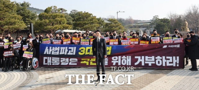 장동혁 국민의힘 대표가 5일 오전 서울 종로구 청와대 사랑채 분수대 앞에서 열린 현장 의원총회에서 발언하고 있다. /뉴시스