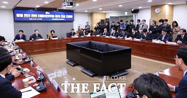 5일 서울 여의도 국회 의원회관에서 중동 현안 및 대미 관세 협상 관련 더불어민주당·재계 긴급 간담회가 열리고 있다. /뉴시스