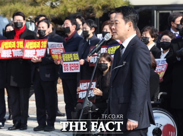 국민의힘 중진 의원 대부분이 당 쇄신과 관련해 침묵하고 있다는 비판이 나온다. 사진은 장동혁 국민의힘 대표가 5일 오전 서울 종로구 청와대 사랑채 분수대 앞에서 열린 현장 의원총회에서 발언하고 있는 모습. /뉴시스