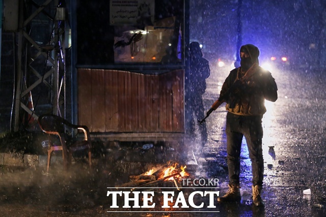 사진은 지난 1월 22일(현지 시간) 시리아 북동부 카미실리에서 무장한 쿠르드 자원병들이 야간 순찰 중 모닥불을 쬐면서 검문소를 지키고 있는 모습이다. /카미실리=AP·뉴시스