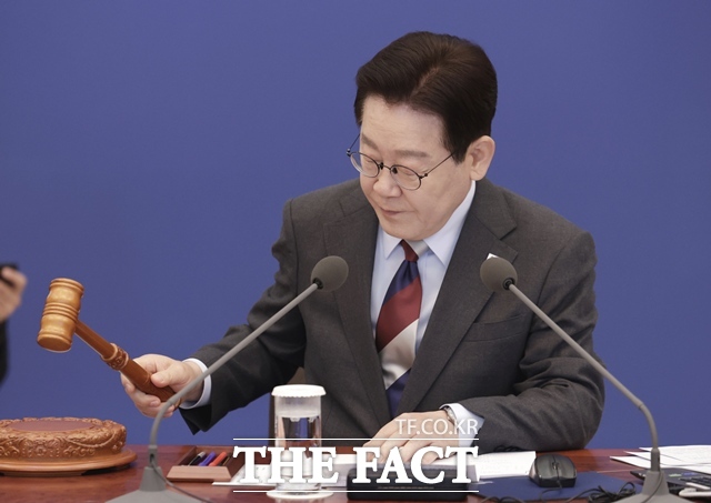 이재명 대통령이 5일 오전 청와대에서 주재한 제8회 임시 국무회의에서 의사봉을 두드리고 있다. /뉴시스