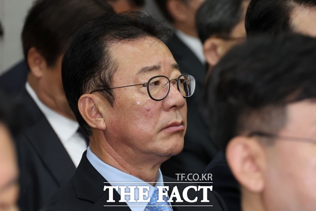 홍철호 전 대통령실 정무수석이 12·3 비상계엄 선포 다음날 열린 당·정·대 회동 당시 윤석열 전 대통령이 사과해야 한다는 의견이 모였으나 윤 전 대통령의 반대로 대국민 담화가 진행되지 못했다는 취지로 증언했다. /뉴시스