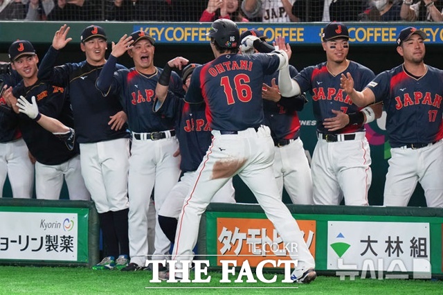오타니 쇼헤이가 6일 WBC 대만전에서 2회초 만루홈런을 날린 뒤 더그아웃에서 동료들의 환영을 받고 있다. /도쿄=AP.뉴시스