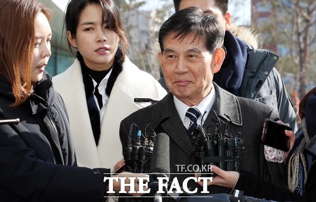 다스의 ‘120억 원 횡령 정황을 파악하고도 은폐하려 했다는 의혹을 받는 정호영 전 BBK 특별검사가 2018년 2월 3일 오후 서울동부지검에 소환되면서 기자들의 질문을 받고 있다. /뉴시스