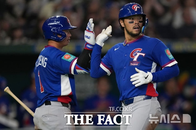 7일 WBC 대만-체코전에서 대만 라일린이 4회초 장위청의 중전 안타 때 홈인하고 있다. /도쿄=AP.뉴시스