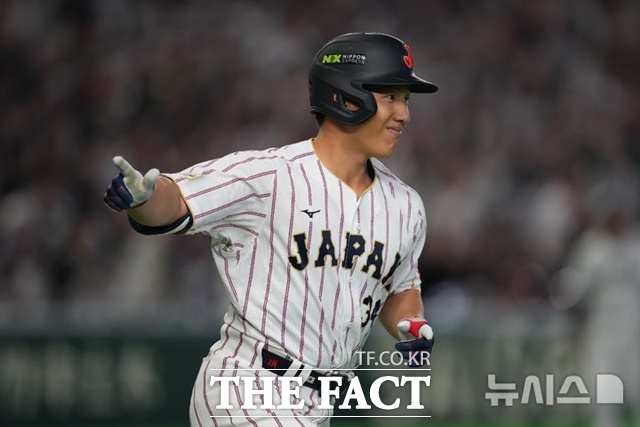 7일 WBC 한국-일본전에서 7회말 2타점 적시타를 때린 요시다 마사타카가 힘차게 1루로 뛰어가고 있다. /도쿄=뉴시스