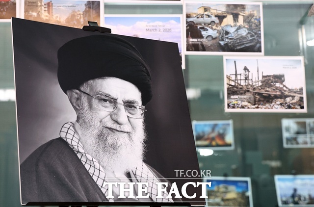 서울 용산구 주한 이란 이슬람 공화국 대사관에 미국과 이스라엘의 공습으로 사망한 아야톨라 세예드 알리 하메네이의 사진이 게시돼 있다. /뉴시스