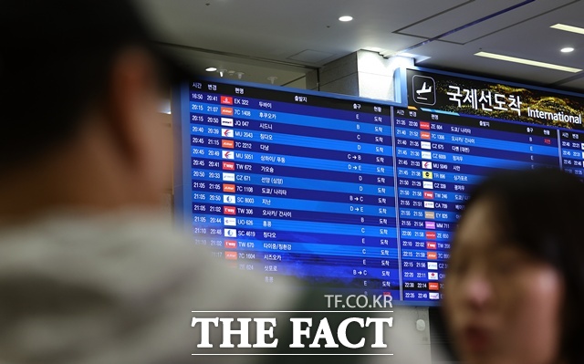 이란 사태 여파로 중단됐던 아랍에미리트(UAE) 두바이공항에서 인천국제공항으로 오는 직항편 운항이 재개된 지난 6일 인천국제공항 제1여객터미널을 통해 귀국한 두바이 출발 EK322편 탑승객이 인터뷰를 하고 있다. /뉴시스