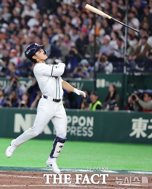 김도영이 8일 일본 도쿄돔에서 열린 2026 WBC 조별리그 C조 3차전 대만의 경기, 6회말 2점 홈런을 날린 뒤 방망이를 던지고 있다. /도쿄=뉴시스