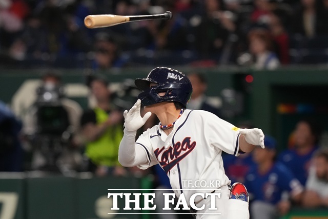 한국의 김도영이 8일 대만과 2026 WBC C조 3차전에서 6회 역전 투런홈런을 작렬한 데 이어 8회 동점 2루타로 위기 탈출에 앞장서고 있다./도쿄=AP.뉴시스