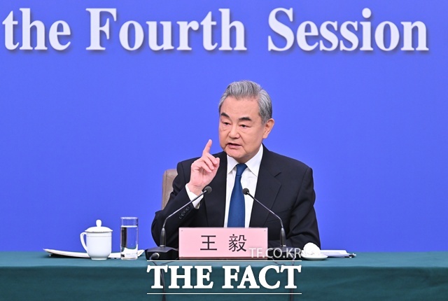 왕이 중국 공산당 중앙정치국 위원 겸 외교부장이 8일 오전 베이징 인민대회당에서 열린 전국인민대표대회(전인대) 4차 회의 외교주제 기자회견에서 발언하고 있다. /베이징=신화·뉴시스