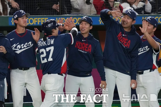박동원이 9일 호주전에서 6회초 좌월 2루타로 출루한 뒤 김도영의 안타 때 홈을 밟은 뒤 더그아웃에서 동료들과 기쁨을 나누고 있다. /도쿄=AP.뉴시스