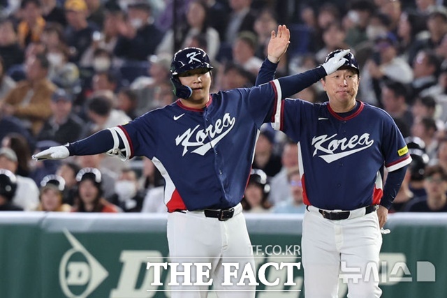 문보경이 안타를 때린 뒤 1루에서 '비행 세리머니'를 펼치고 있다. 문보경은 9일 호주전에서 혼자 4타점을 올렸다. /도쿄=뉴시스