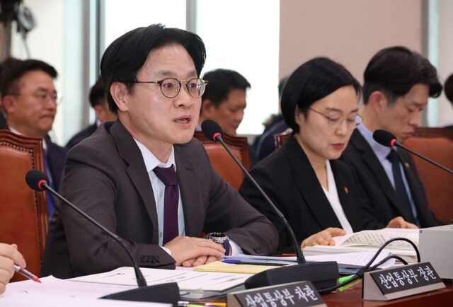 김정관 산업통상부 장관이 9일 오전 서울 여의도 국회에서 열린 산업통상자원중소벤처기업위원회 전체회의에서 의원 질의에 답변을 하고 있다. / 뉴시스