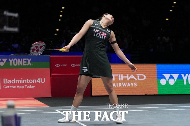 셔틀콕 여제 안세영이 8일(현지시간) 왕즈이와 2026 세계배드민턴연맹(BWF) 월드투어 슈퍼 1000 전영오픈 결승전에서 뜻대로 경기가 풀리지 않자 안타까워하고 있다./버밍엄=AP.뉴시스